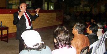 Foto del conferencista Luís Alfonso Cornejo, quien dio charlas sobre motivación, el 23 de julio en la Institución Educativa Pública Nuestra Señora del Carmen.