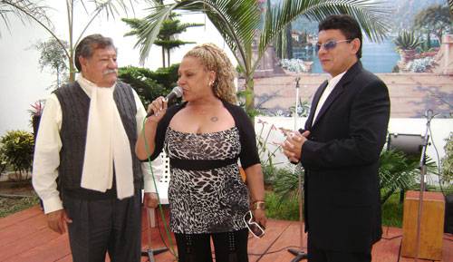 El  periodista Aníbal Morales, la cantante Lucia de la cruz y Ivan Briceño