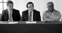 Alcalde Jaime Uribe con sus asesores en conferencia de prensa en Huacho