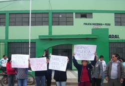 Familiares de la anciana  fallecida,  en la comisaria de Huaral exigiendo justicia