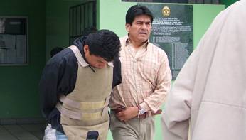 Momentos en que salia  el  delincuente resguardado por la policia de la Comisaria de Huaral, tras su captura.