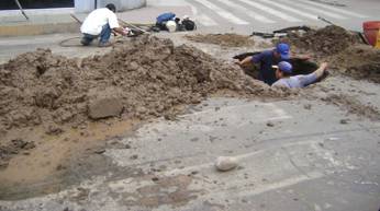 Trabajadores de Emapa Huaral, parchando tubo.