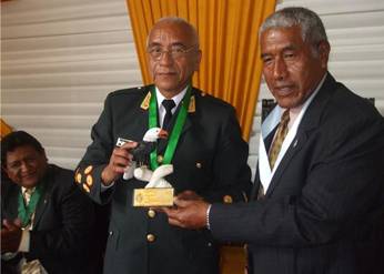 Director PNP recibe un presente de parte del alcalde de Huaral