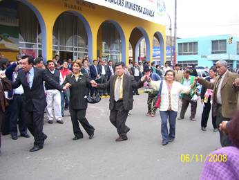 Autoridades danza alegremente tras otorgamiento de la buena pro carretera Huaral -Acos
