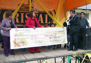 La alcaldesa Edith Flores recibó el cheque simbólico.