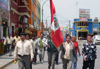 recogiendo la Bandera Nacional 