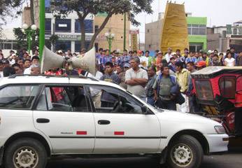 Transportistas frente al municipio  en protesta