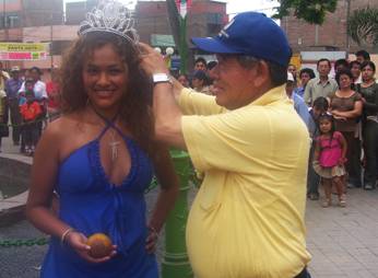 Presidente Regional coronando a la Miss Lúcuma