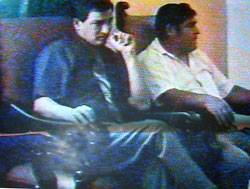 regidor Julián Molina, y Jsé Rey sentados juntos en reunion de transportitas de Chancay.