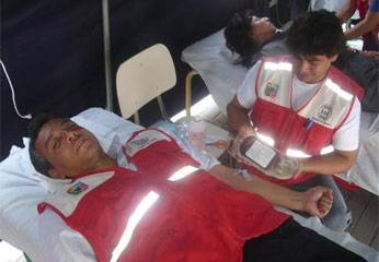 El Sub Director Ejecutivo, José Bernaola Espino, donando sangre.
