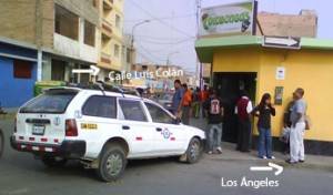 Taxi fue empujado hasta la vereda de un local de la Calle Luís Colán