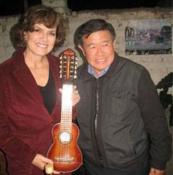 El presidente regional expresó su saludo a la Dra. Pinilla por su cumpleaños y conocedor que a ella le gusta cultivar la música peruana, le regaló un hermoso charango.