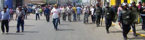 Pobladores afectados por los cobros del agua, marcharon hacia las instalaciones EMAPA y luego al municipio de Huaral.