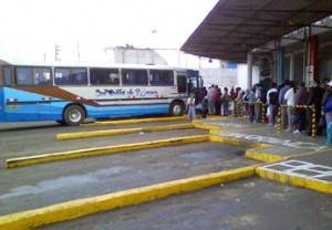 Pasajeros haciendo cola en el terminal de Huacho.