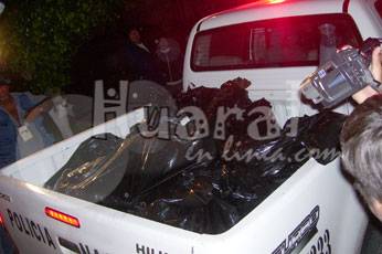 Policía de Huaral en traslado de los cadáveres.