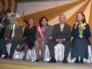 Jaime Uribe junto a autoridades de la región y de la arqueóloga Ruth Shady