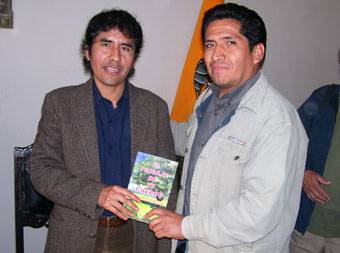 Julian Rodríguez escritor huaralino y David Borja periodista de Canal 9 adquiriendo su libro