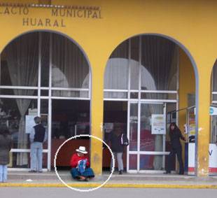 Abuelita almorzando en la vereda de la Municipalidad provincial de Huaral.