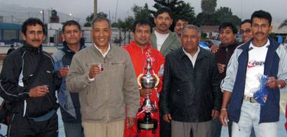 Alcalde de Aucallama, regidores y los campeones de VI Campeonato de Fulbito Master 2009.