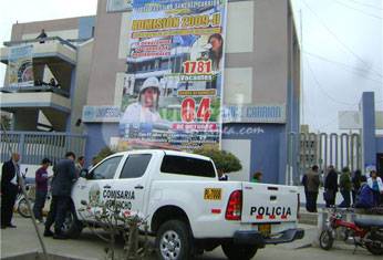 Policía de Huacho en la universidad.