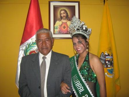 Miss Huaral 2009 Cristina Pineda Gonales y el alcalde de Huaral Jaime Uribe.
