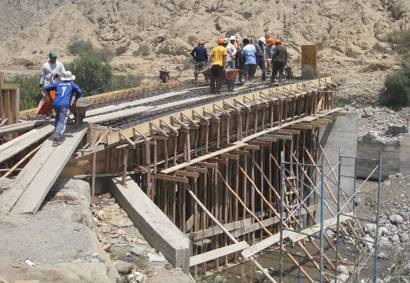 Construcción de puente carrozable en Aucallama.