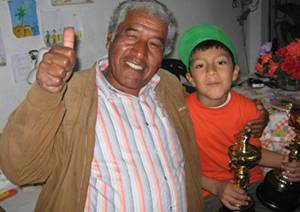 Para la foto el Alcalde de Huaral y el campeón Danielito 