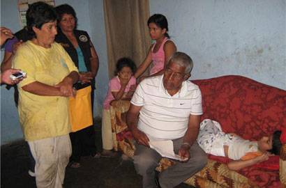 Alcalde de Huaral visita a niño que padece de hidrocefalia.