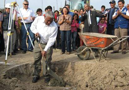 Alcalde de Huaral Jaime Uribe en colocación de la primera piedra.