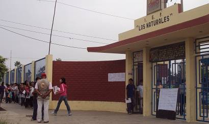 Postulantes desde tempranas horas, hacían cola en la I.E Los Naturales de Huaral.