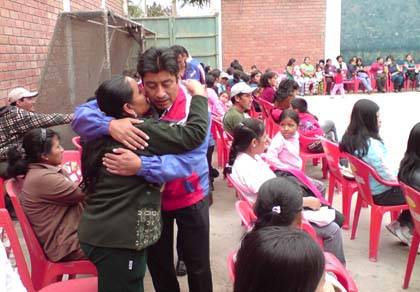 Alianza para el Progreso Huaral Popilio Mejía recibiendo el afecto de una de sus dirigentes de base