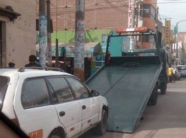 Municipalidad de Huaral realiza fiscalización de carros mal estacionados en la calle Derecha Huaralenlinea.com