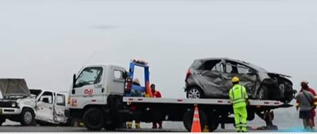 Dos  vehículos se chocan en variante de Pasamayo . Huaralenlinea.com