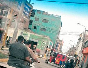 Predican la palabra pero no la cumplen: dos policías viajan en moto sin casco.