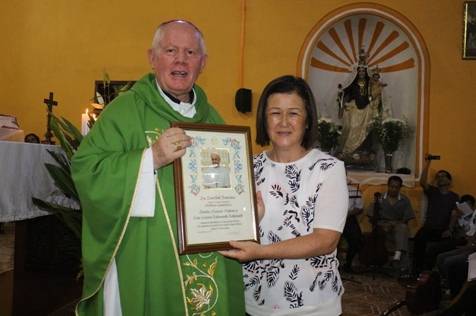Alcaldesa de Huaral recibe reconocimiento del PAPA Francisco