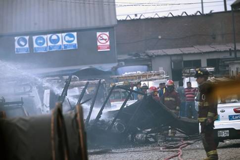 Más de 20 vehículos calcinados dejó incendio en almacén de cables en Ate
