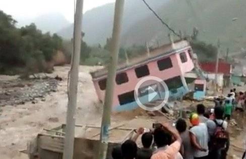 Impactante Casa de tres pisos se desploma tras desborde de río Rímac