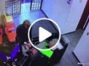 Buscan al ‘ladrón elegante’ que roba celulares en oficinas y locales