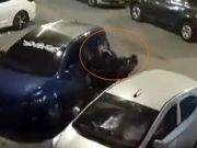 Áncash: Ex policía golpeó brutalmente a su pareja en la calle