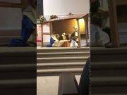 YouTube: niña se «roba» el Niño Dios del pesebre en plena misa (VIDEO)