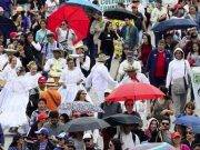 Maestros de colegios en Colombia protestan a ritmo de cumbia