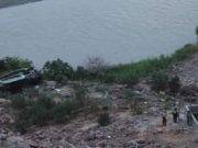 Reportan más de 20 muertos por caída de bus a un abismo en Arequipa