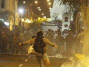 Se registran enfrentamientos entre PNP y manifestantes en Plaza San Martín