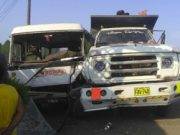 Choque entre un volquete y una custer en el km 6.5 autopista Huaral Chancay