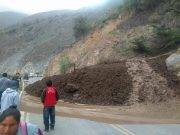 Huaral: Canal de riego se desborda e interrumpe carretera Huaral – Acos