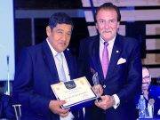 Reconocimiento Carlos Ramírez de “Tradiciones de Huaral” en la Noche de Gala a la “Excelencia y Calidad 2017”