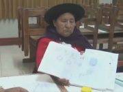 Anciana huancavelicana de 70 años, ejemplo de superación, al decidir estudiar en el colegio