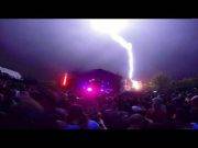 Cámaras registran el momento en el que cae un rayo en pleno concierto (VIDEO)
