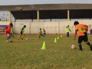 Niños y jóvenes participan de los talleres de fútbol que promueve la MPH