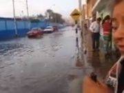 Huacho: Agua se desborda en calle «Mercedes Indacochea» e ingresa a viviendas